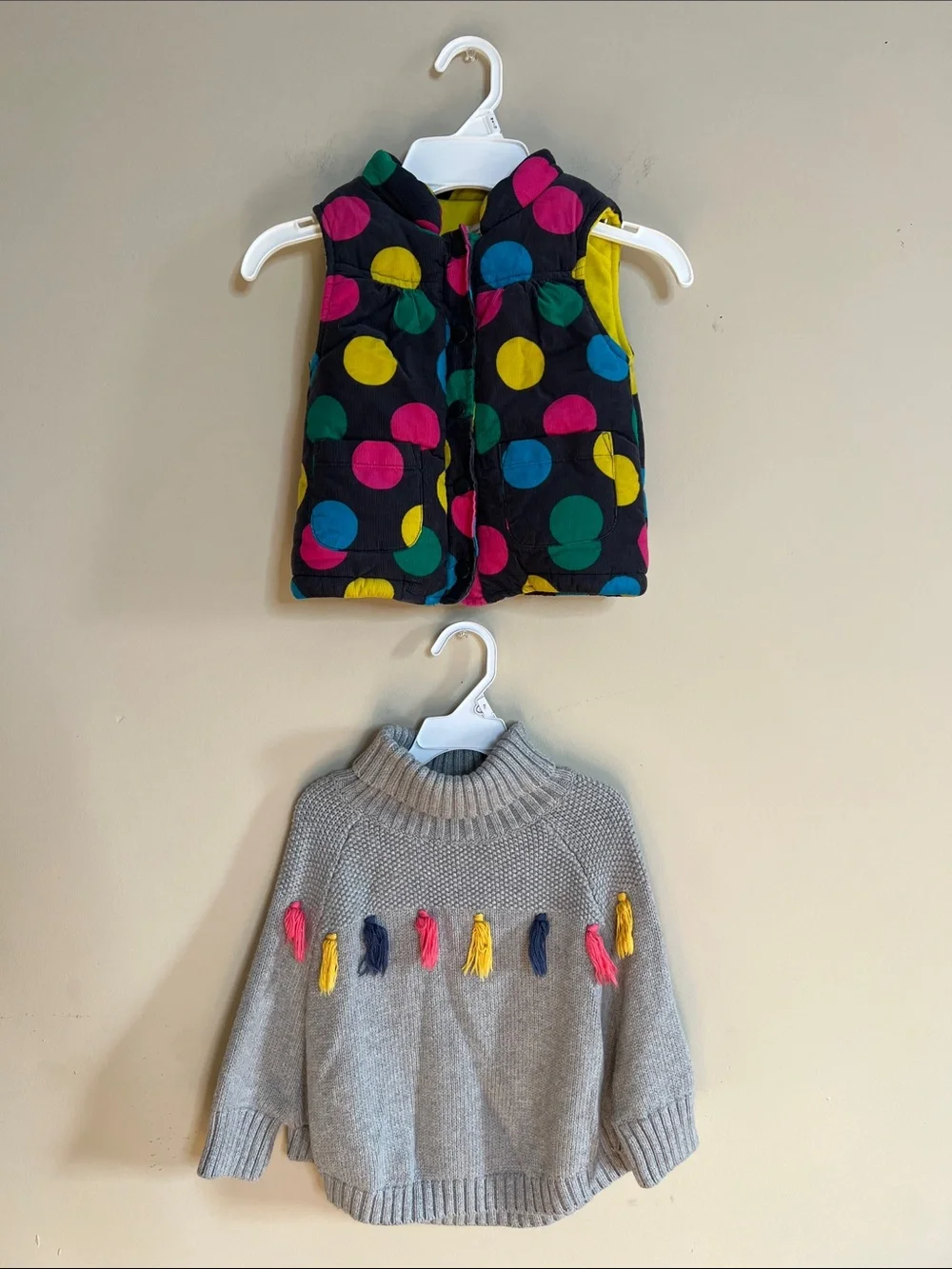 👧🧸🪁🪀Gymboree Black Puffer Vest with Bright Multicolor Polka Dots